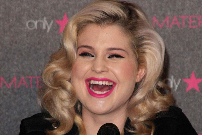 Iškritusi iš lovos Kelly Osbourne susilaužė ranką