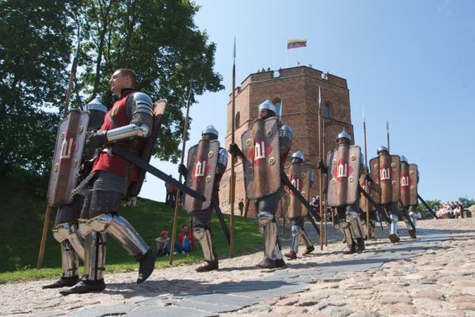 Gedimino pilies kalno viršūnėje žygiavo viduramžių kariai