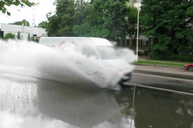 Per Kauną praūžusi audra sėmė rūsius, automobilius ir prišiukšlino gatves