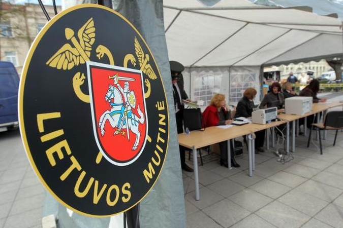 Už atlyginimams skirtas lėšas Muitinės departamentas pirko uniformas