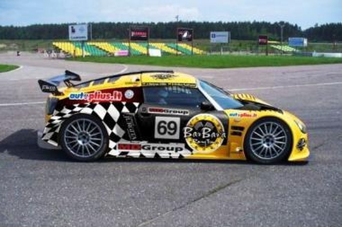 Geltonas "Lotus", Egmontas Bžeskas ir „BarBar’a Racing Team“