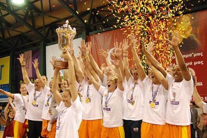 G.Petronytė ir I.Vizbarienė - FIBA-Europos taurės turnyro laimėtojos