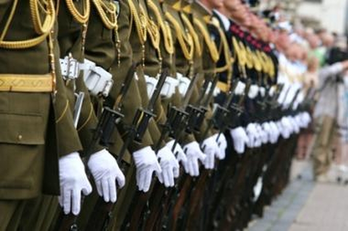 Vyriausybė palaimino laikiną kariškių algų mažėjimą