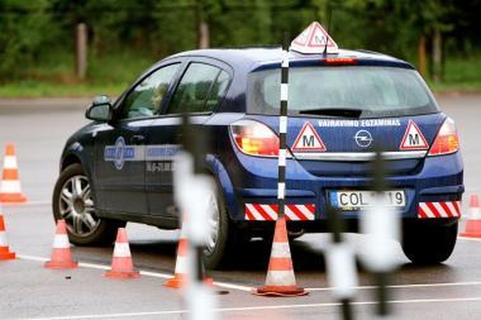 Vairavimo egzaminą bus galima laikyti nuo 17 metų
