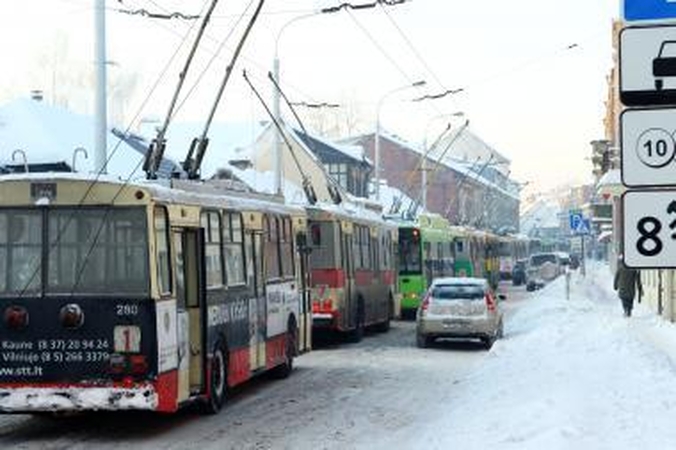 Kaune iš troleibuso iškrito keleivė 