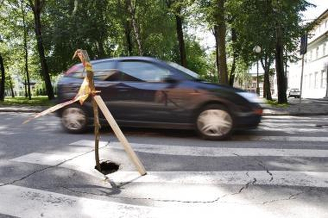 Puodžių gatvėje atsivėrė smegduobė