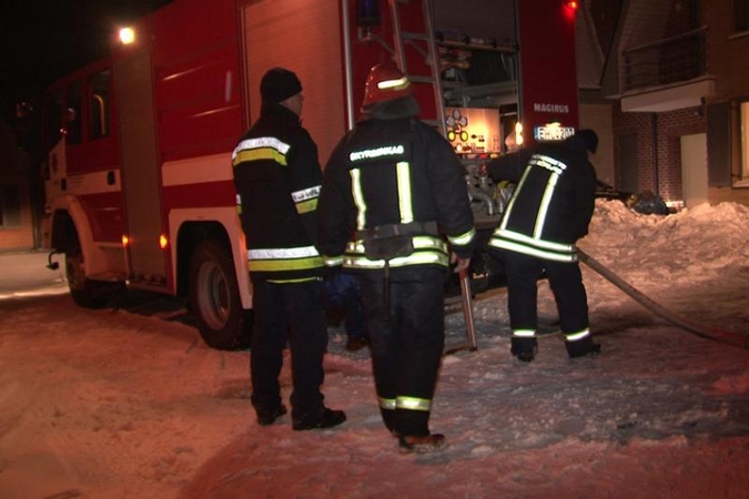 Palangoje užsidegė pirtis, viduje gali būti žmonių