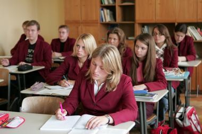 Tyrimas: mergaitės ypač lenkia berniukus per lietuvių kalbos pamokas