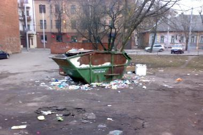 „Kauno švaros“ konteineriai lūžta nuo šiukšlių