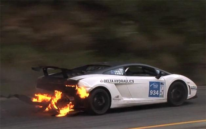 Atvira liepsna užsidegęs „Lamborghini“ nepasidavė konkurentams