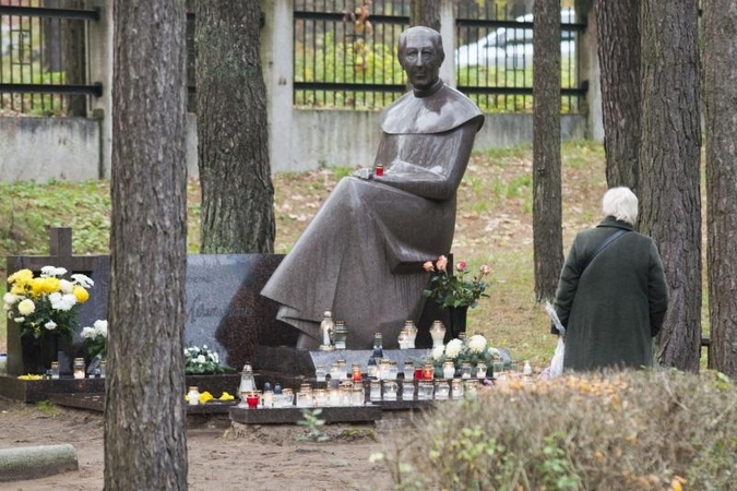 Kunigo R.Mikutavičiaus kapas 