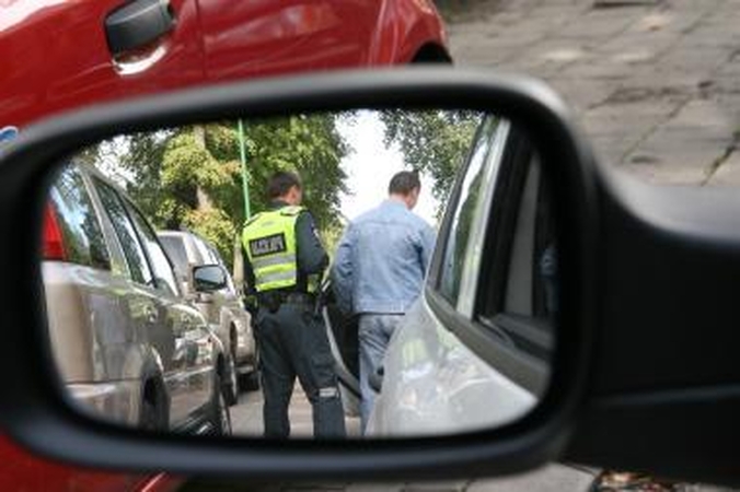 Neblaivus vairuotojas pareigūnams pasiūlė 40 litų