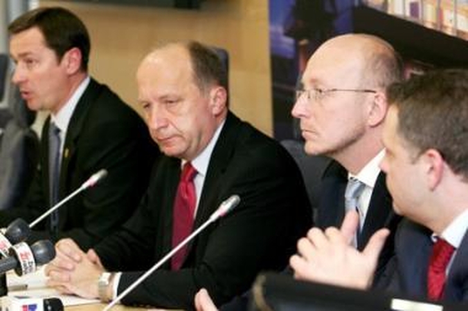 Valdantieji drąsinasi įveikę nesutarimus
