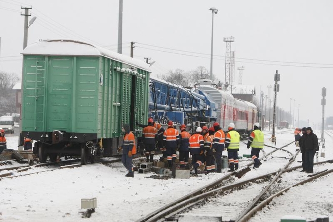 Rimkų pervažoje – nuvirtęs šilumvežis   