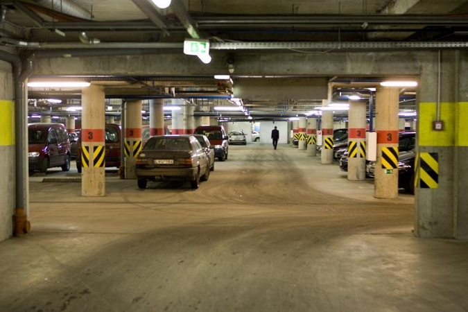 Automobilį pastatyti norėjo požeminėje metro stotyje