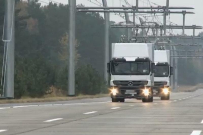 Į greitkelius išriedės elektriniai sunkvežimiai – „laidabraukiai“