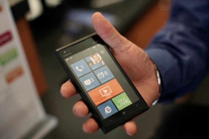 „Nokia“ pasigyrė didėjančiais telefonų „Lumia“ pardavimais