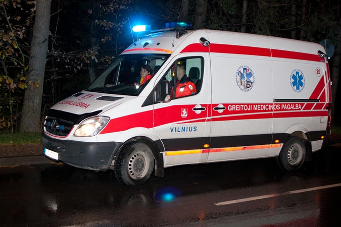 Vilniuje motociklininkas rėžėsi į medį ir susižalojo stuburą