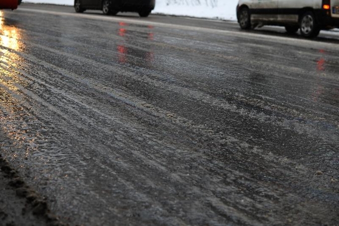 Eismo sąlygas sunkina plikledis, dieną numatoma ir šlapdriba