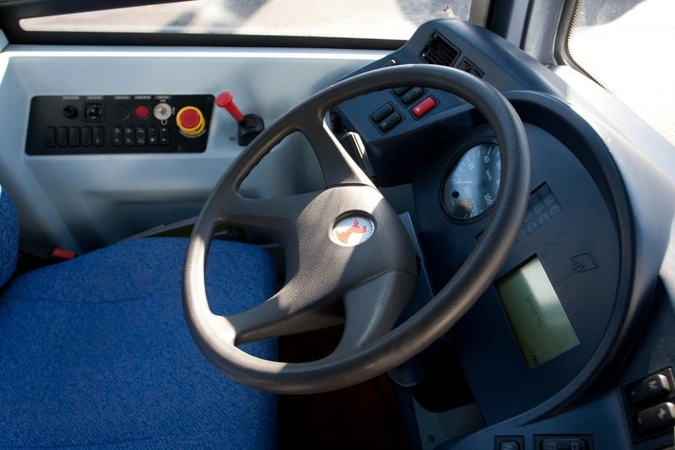 Lietuva gina draudimą registruoti automobilius su vairu dešinėje