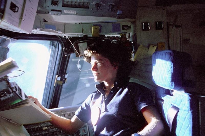Mirė pirmoji į kosmosą pakilusi amerikietė Sally Ride