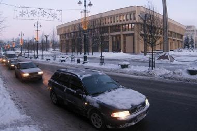 Mokestis už tarnybinius automobilius turėtų būti atidėtas