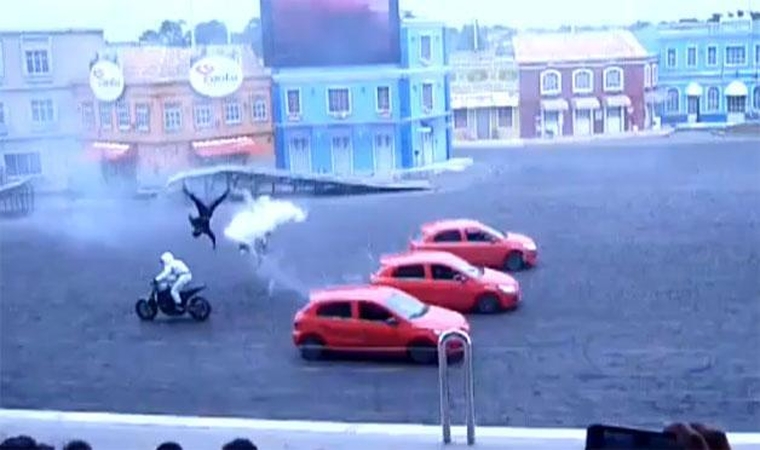 Kaskadininkų šou baigėsi tragišku motociklininko „šuoliu“ į orą