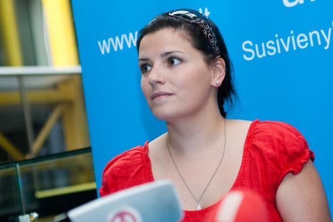 Ilgapirščiai nugvelbė TV žinių vedėjos automobilio numerius