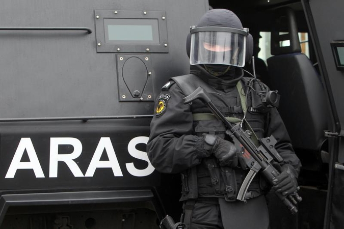 Vilniečiui už juokus apie bombą automobilyje - areštinės gultas