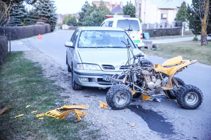 Keturračio ir automobilio avarija: sužaloti du žmonės