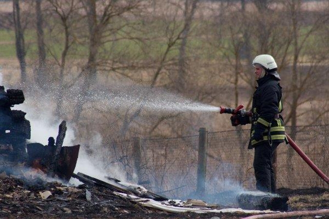 Nuo deginamos žolės jau pradėjo degti ir pastatai