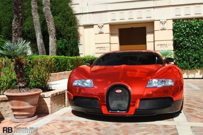 Akinančiai blizgantis raudonas „Bugatti Veyron“
