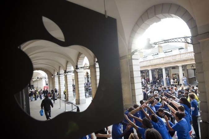 „iPhone 5” burbulas subliuško, kompanija mažina detalių užsakymus
