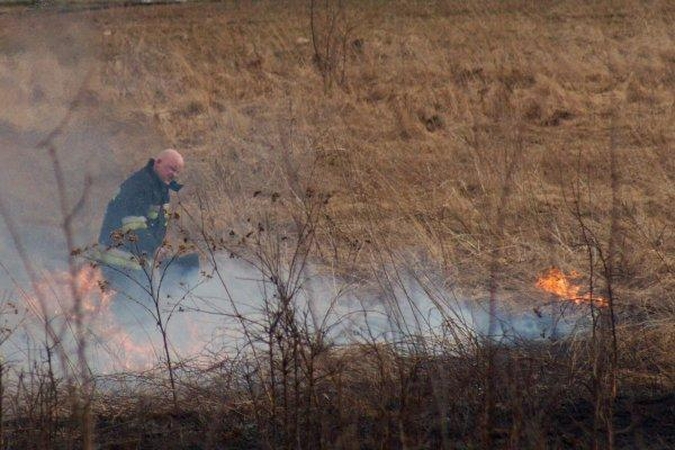 Žolės degintojai supleškino sandėlį, pirtį ir ūkinį pastatą 