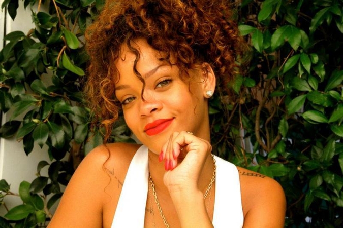 Atlikėja Rihanna parodė spenelyje įsegtą auskarą