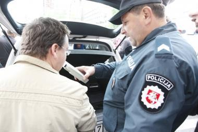 Girtas vairuotojas bandė papirkti policininkus