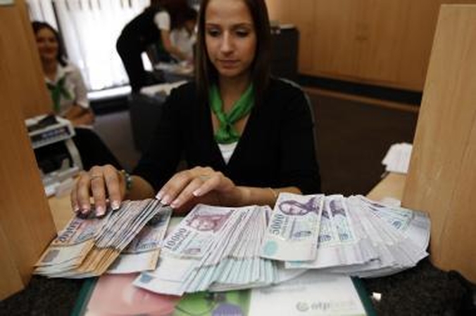 Euro zonos skolų problemos daro spaudimą rinkoms
