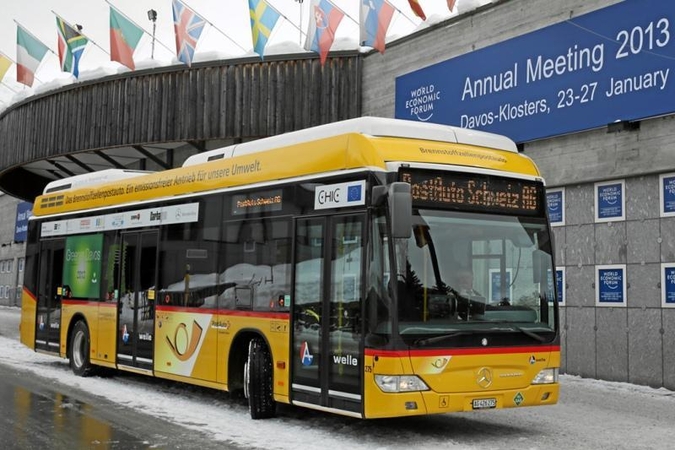 „Daimler“ dar tobulina vandenilinį autobusą