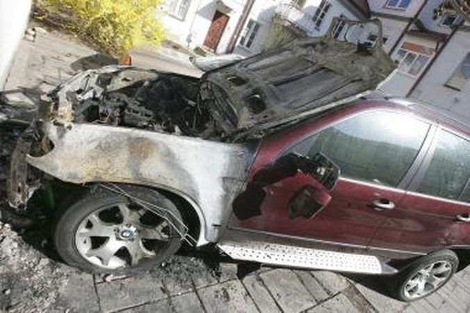 Vidurnaktį padegtas automobilis sudomino Kauno policiją