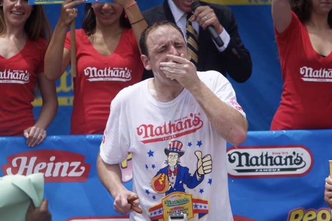 Titulą ginantis JAV valgymo čempionas sukirto 62 dešrainius