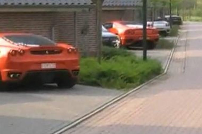 Miestelis, kuriame visi važinėja tik “Ferrariais”