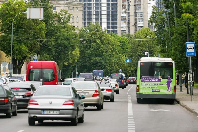 Mašinoms su 4 ir daugiau keleivių - visuomeninio transporto juosta
