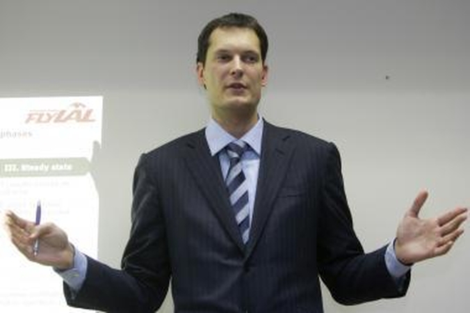 "flyLAL" nutraukia veiklą