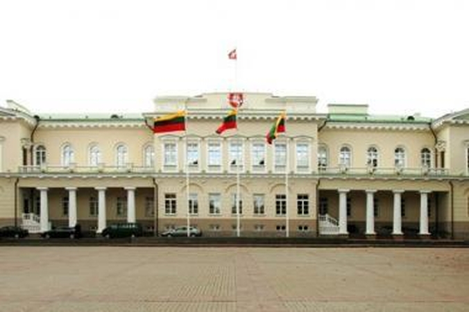 Prezidento algą siūlo mažinti trečdaliu