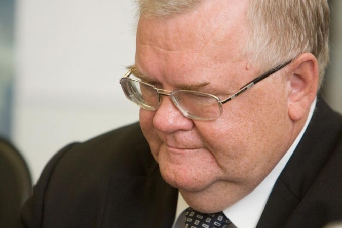 Kelių eismo taisykles pažeidusiam Talino merui paliktos teisės