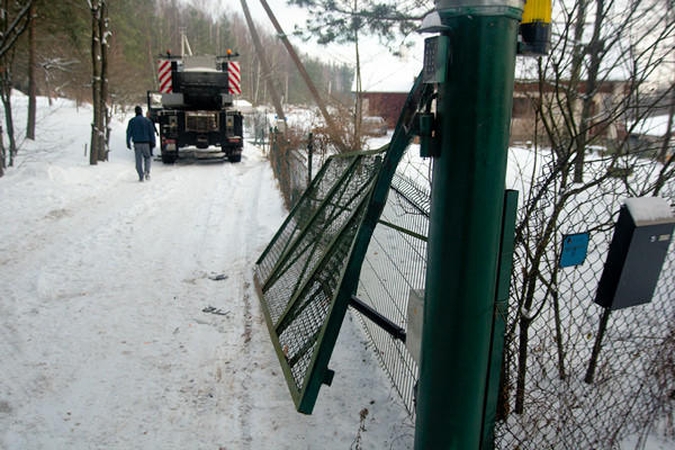 Vilniaus soduose nuslydęs kranas nuvertė dvejus vartus ir sulaužė stulpą