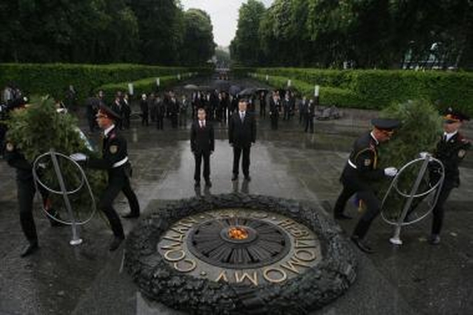 Vėjas nuvertė vainiką ant Ukrainos prezidento