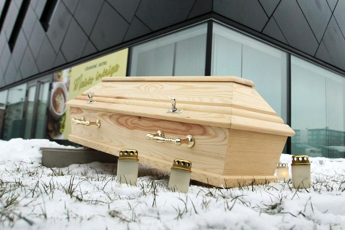 Pietų korėjiečiai gyvenimo prasmės ieško karstuose