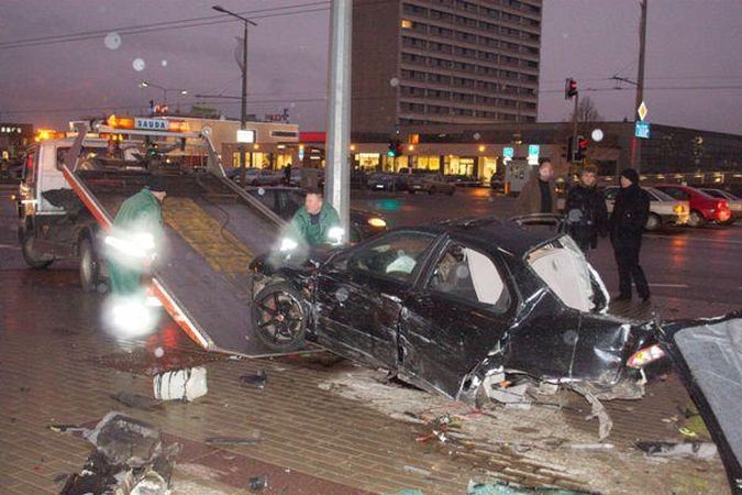 Per avariją Konstitucijos pr. automobilis „Alfa Romeo“ lūžo per pusę