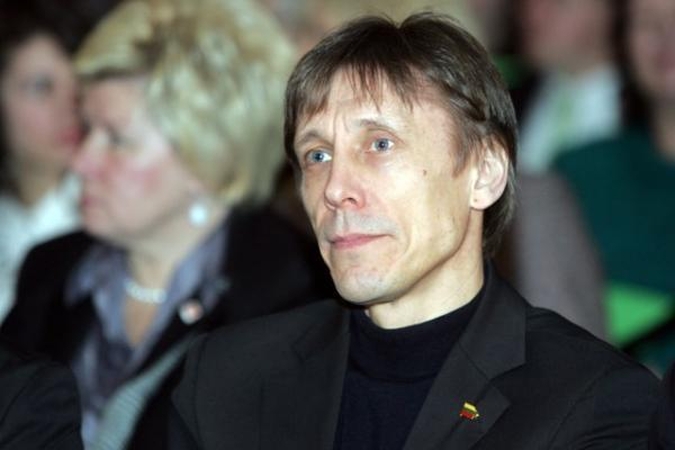 L.Dinius metė A.Sacharuko draugiją